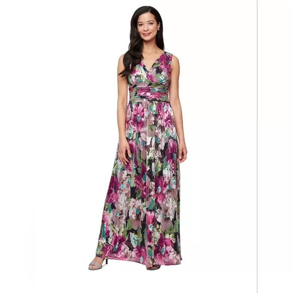 Women's Clothing (752) - Picture 1 of 8